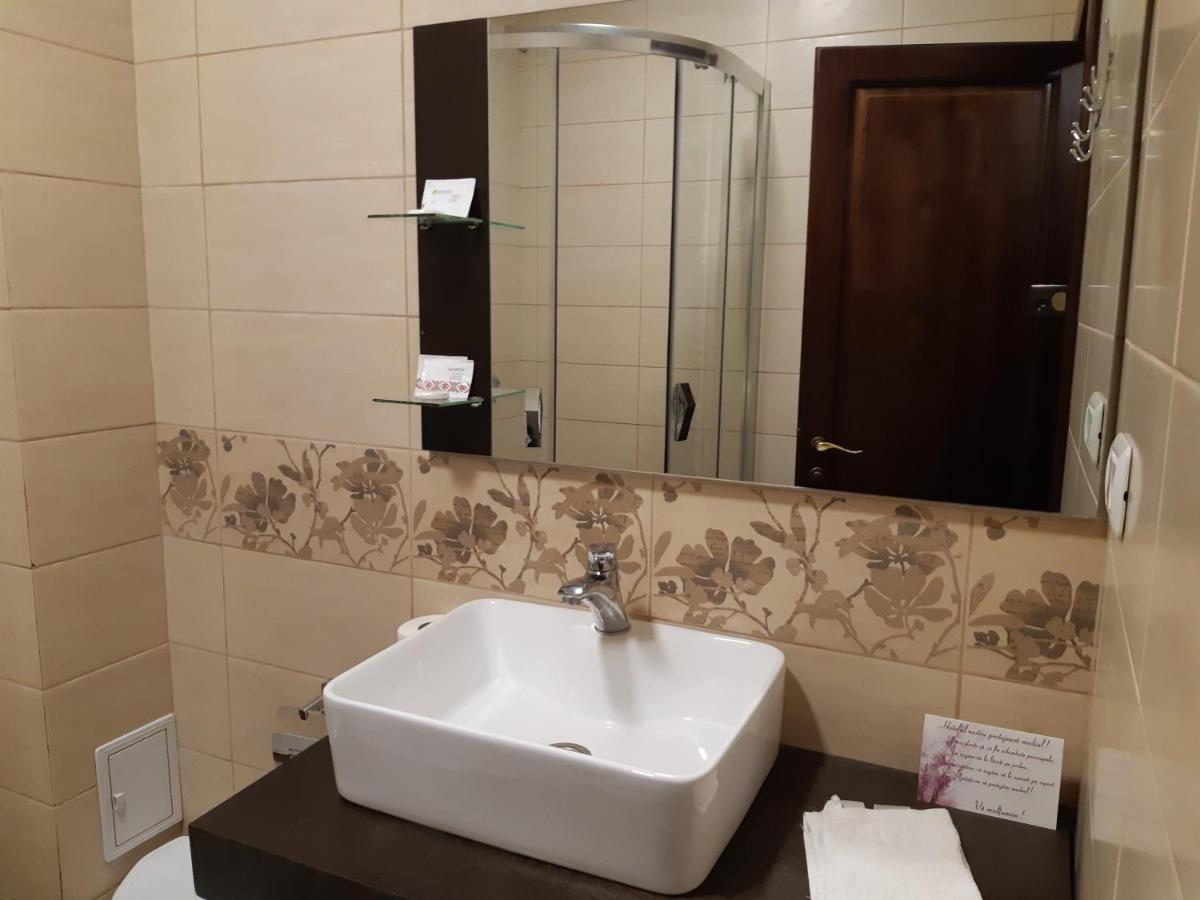 Hotel Ro&Mario Bîrlad Esterno foto